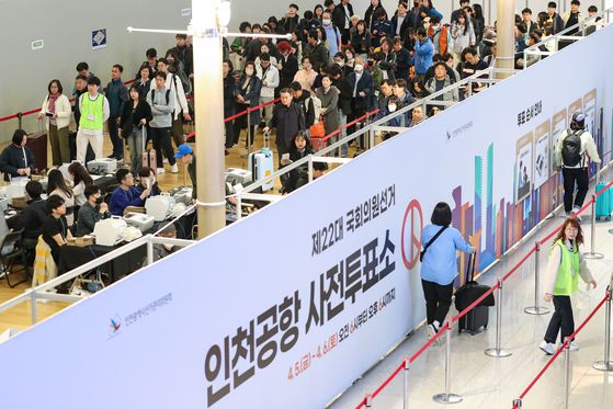 제22대 국회의원선거 사전투표일이었던 2024년 4월 5일 오전 인천공항 제1터미널에 마련된 사전투표소에서 유권자들이 투표를 위해 길게 줄을 서 있다. 뉴스1