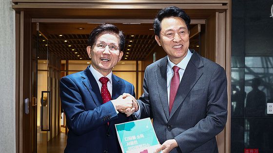 (대구=뉴스1) 공정식 기자 = 국민의힘 대선 후보 1차 경선에 진출한 한동훈 전 대표가 16일 오후 대구지하철 중앙로역을 찾아 2.18 대구지하철 화재 참사 기억공간을 살펴보고 있다. [뉴스1]