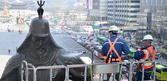 서울시 관계자들이 16일 오전 서울 광화문 광장에서 이순신 장군 동상을 세척을 하고 있다. 뉴스1
