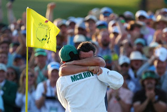 마스터스 우승이 확정된 후 로리 매킬로이와 캐디 해리 다이아몬드가 포옹하고 있다. 로이터=연합뉴스