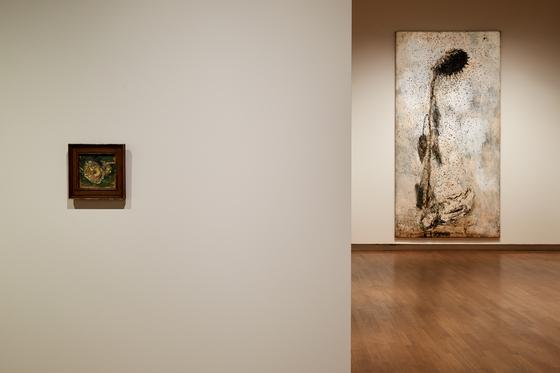 반 고흐의 ‘마른 해바라기 꽃’(왼쪽)과 함께 보이는 안젤름 키퍼의 ‘솔 인빅투스’(1995). 라틴어로 ‘정복되지 않은 태양’을 뜻한다. 암스테르담=권근영 기자