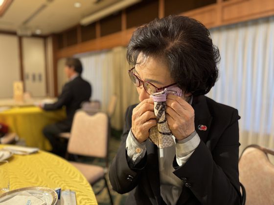 16일 일본 도쿄에서 만난 신씨가 지난 2001년 선로에 떨어진 일본인을 구하려다 목숨을 잃은 의인 이수현씨의 이야기를 하며 눈물을 훔치고 있다. 김현예 특파원