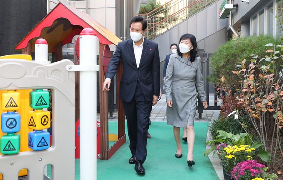 오세훈 서울시장이 서울형 공유어린이집인 서울 영등포구 늘해랑어린이집을 방문해 시설을 살펴보고 있다. [뉴스1]