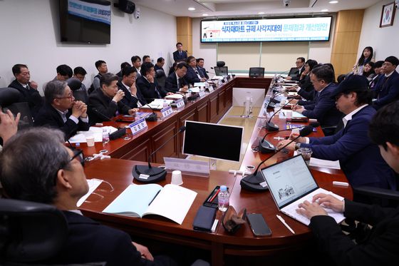 9일 오후 서울 여의도 국회 의원회관 간담회의실에서 식자재마트 규제 사각지대의 문제점과 개선 방안 토론회가 열리고 있다. 뉴시스