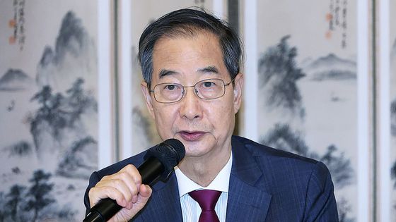 문형배 헌법재판소장 권한대행(가운데)이 지난 4일 서울 종로구 헌법재판소 대심판정에서 윤석열 대통령 탄핵심판 인용 결정문을 낭독하고 있다. 사진공동취재단