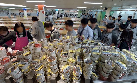 민노총 전국학교비정규직노동조합(학비노조) 대전지부 소속 급식 조리원들이 처우 개선을 요구하며 일부 학교에서 급식을 중단했다. 급식이 중단된 글꽃중 학생들이 17일 도시락으로 점심을 해결하고 있다. 김성태 객원기자