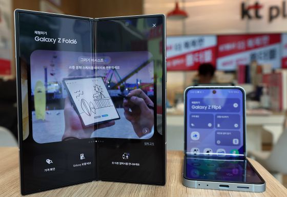 삼성전자의 새 폴더블(화면이 접히는) 스마트폰 '갤럭시Z 폴드·플립6'의 사전 예약이 시작된 지난해 7월 12일 오후 서울 종로구 KT 매장에 갤럭시Z 폴드6과 갤럭시Z 플립6이 전시되어 있다.  뉴스1