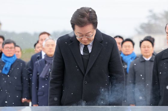 3월 18일 오전 광주 북구 운정동 국립5·18민주묘지에서 더불어민주당 이재명 대표가 참배하고 있다. 연합뉴스