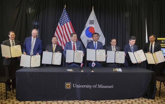 한국원자력연구원 컨소시엄이 16일(현지시간) 미국 미주리대와 차세대연구로 초기 설계 계약을 체결하는 모습. 왼쪽 세 번째부터 문 초이 미주리대 총장, 토드 그레이브 미주리대 이사회 의장, 주한규 한국원자력연구원장, 임인철 한국원자력연구원 부원장. 사진 한국원자력연구원
