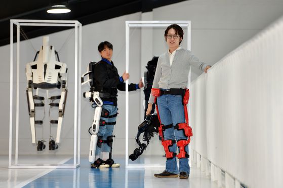 공경철 카이스트 기계공학과 교수가 7일 오후 본인이 설립한 엔젤로보틱스 대전플래닛에서 현재 연구 개발중인 신형 웨어러블 로봇을 착용하고 포즈를 취했다. 김성태 객원기자