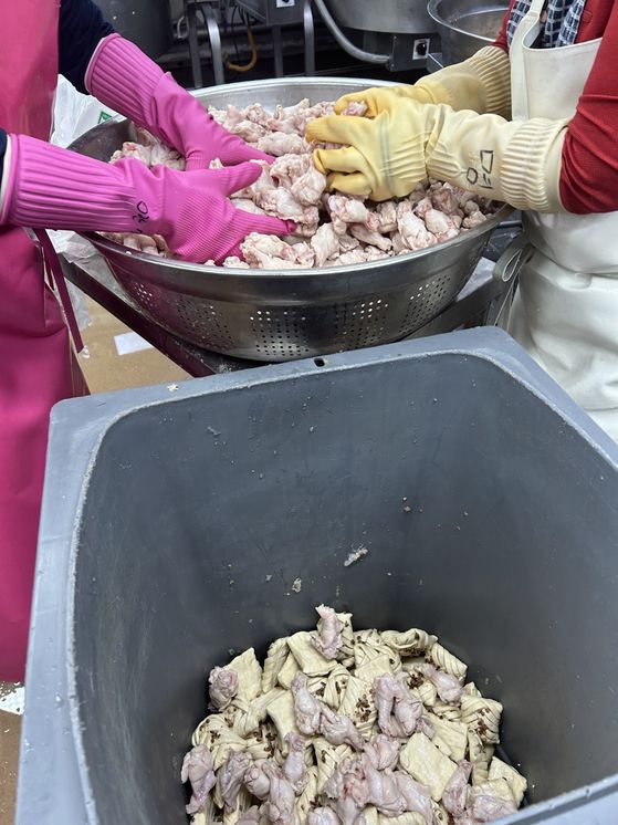 대전 서구 둔산여고 급식조리원들이 지난달 31일 식재료를 방치하고 퇴근했다. 이 바람에 닭고기 등 식재료를 폐기해야 했다. 사진 독자