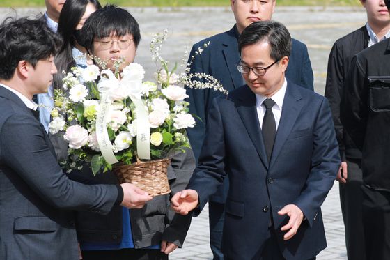 더불어민주당 김경수 대선경선 후보가 17일 경기도 고양시에서 카트린 스테른펠트 스웨덴 말뫼 시장과 간담회를 하고 있다. 연합뉴스