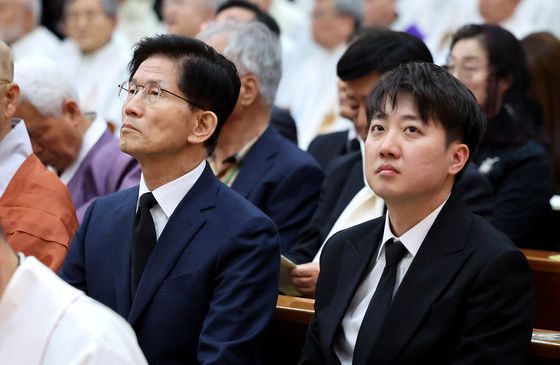 대선 출마를 선언한 김문수 전 고용노동부 장관과 이준석 개혁신당 대선 후보가 14일 경북 안동시 목성동주교좌성당에서 엄수된 두봉 레나도(프랑스명 르네 뒤퐁) 주교 장례미사 자리에 착석하고 있다. 뉴시스