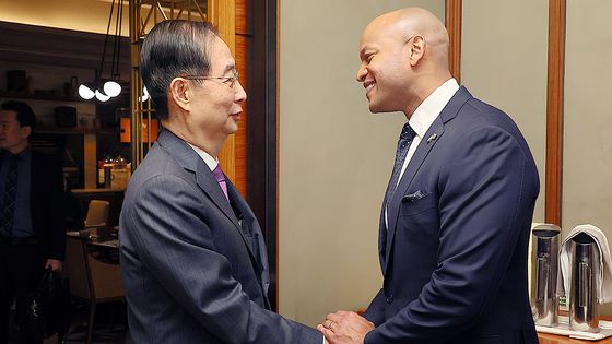 한덕수 대통령 권한대행 국무총리가 16일 서울 종로구 포시즌스 호텔에서 무역사절단과 함께 방한한 웨스 무어 미국 메릴랜드 주지사를 만나 인사하고 있다. 사진 국무총리실