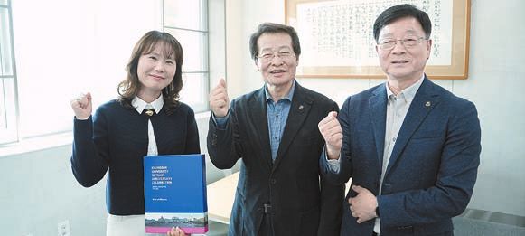 김경복 교학부총장(가운데)과 박성연 시각디자인학과 교수(왼쪽), 권승혁 평생교육대학장(오른쪽).