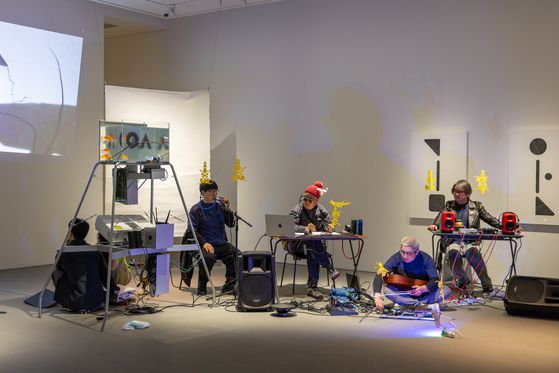 안상수 개인전 ‘날개.이상: 홀려라.홀리리로다’의 개막 전야 퍼포먼스 ‘소릿제사’. 사진 박기수