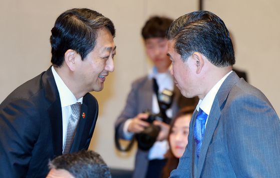 안덕근 산업통상자원부 장관과 제임스 김 주한미국상공회의소(암참) 회장이 18일 서울 용산구 그랜드하얏트서울에서 열린 '에너지 혁신 포럼'에 참석해 인사를 나누고 있다. 뉴스1