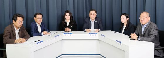 대한상공회의소가 17일 ‘지난 10년의 정책평가! 향후 10년의 혁신환경’ 간담회를 개최했다. 왼쪽부터 이혁우 배재대 교수, 남형기 국무조정실 국무2차장, 이세비 기재부 청년보좌역, 박일준 대한상의 상근부회장, 정지은 코딧 대표, 안종범 정책평가원구원장. [사진 대한상의]