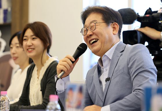 더불어민주당 대선 경선 후보인 김경수 전 경남지사가 17일 경기도 고양시 일산서구청에서 카트린 스테른펠트 잠메 스웨덴 말뫼 시장과 가진 간담회에서 미소를 짓고 있다. 뉴스1