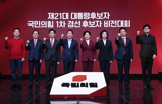 18일 오후 서울 강서구 ASSA아트홀에서 열린 '제21대 대통령후보자 국민의힘 1차 경선 후보자 비전대회' 에 참석한 후보들이 기념촬영 하고 있다. 왼쪽부터 유정복, 홍준표, 김문수, 안철수, 양향자, 나경원, 이철우, 한동훈 후보. 국회사진기자단