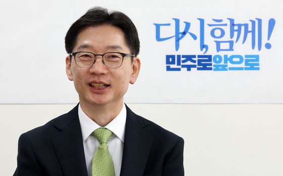 더불어민주당 대선 경선 후보인 김동연 경기지사가 18일 서울 영등포구 여의도 선거 캠프에서 열린 '백팩 메고 TMI' 기자간담회에서 공약 발표를 하고 있다. 김동연 캠프