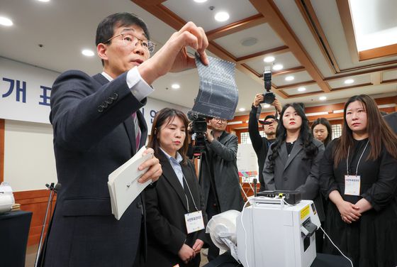 선관위 관계자가 투표지분류기를 이용해 개표 과정 시연을 하고 있다. 김종호 기자