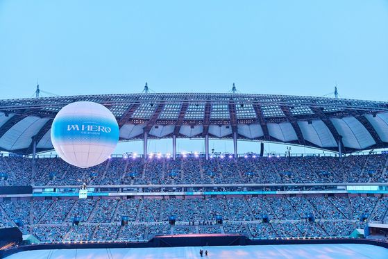 임영웅은 서울월드컵경기장의 긴 무대 동선을 보고 ″팬과 가까이 갈 수 있어서 좋다. 체력관리를 해오겠다″고 말했다. 사진 물고기뮤직