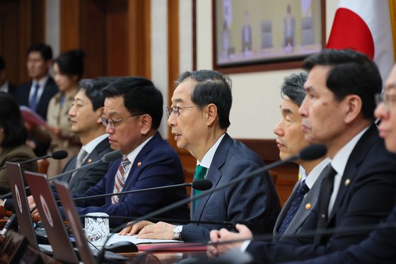 한덕수 대통령 권한대행 국무총리가 18일 서울 종로구 정부서울청사에서 2025년 제1회 추가경정예산안을 심의하기 위해 열린 임시 국무회의에서 발언을 하고 있다. 뉴스1