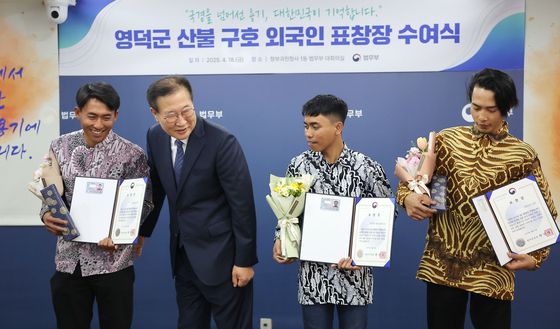 박성재 법무부 장관이 18일 경기 정부과천청사 법무부 건물에서 열린 영덕군 산불 구호 외국인 표창장 수여식에서 표창장을 수상한 인도네시아 국적 수기안토(왼쪽 첫번째), 사푸트라 비키 셉타 에카(오른쪽 두번째), 디피오 레오(오른쪽 첫번재)와 기념촬영을 하고 있다. 연합뉴스