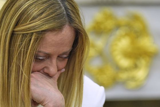 조르자 멜로니 이탈리아 총리가 17일(현지시간) 트럼프 미국 대통령과의 회담 뒤 진행된 기자들과의 대화에서 트럼프 대통령의 발언을 듣던 중 불편한 표정을 짓고 있다. AP=연합뉴스