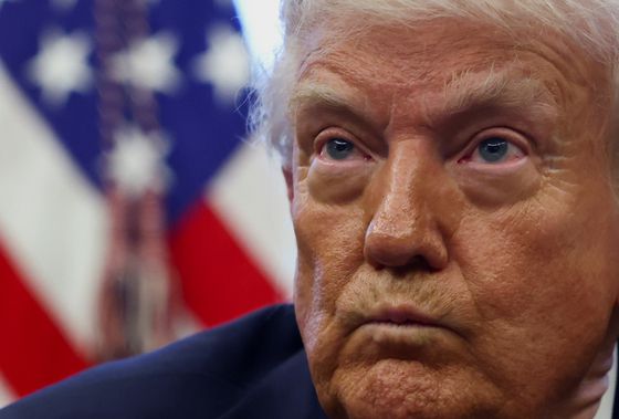 도널드 트럼프 미국 대통령이 17일(현지시간) 백악관 오벌 오피스에서 행정 명령에 서명하다 심각한 표정을 짓고 있다. 로이터=연합뉴스