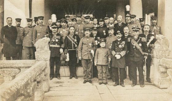 1907년 경회루에서 찍은 일본 요시히토 황태자 방한 당시의 사진. 맨 앞줄 왼쪽부터 요시히토 황태자, 영친왕, 다케히토 친왕, 대한제국 통감 이토 히로부미. 요시히토와 이토 히로부미 모두 수염을 길렀다. [사진 윤상인]