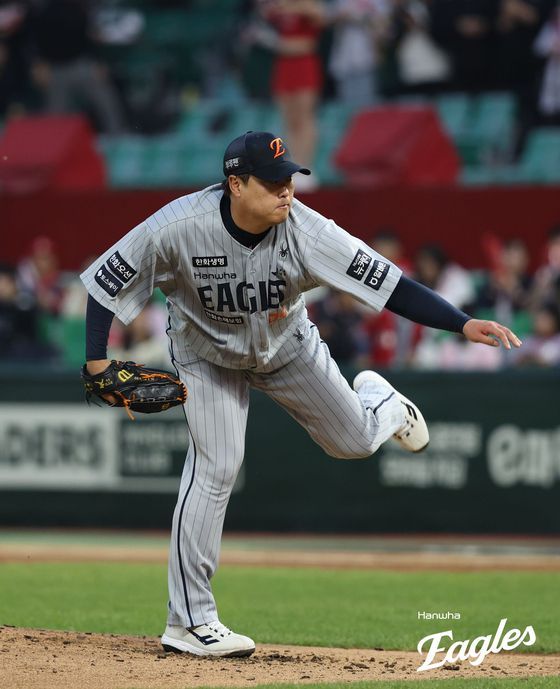 17일 인천 SSG전에서 승리 투수가 된 류현진. 사진 한화 이글스