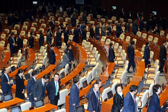 2016년 10월 9일 오후 국회 본회의에서 박근혜 대통령 탄핵소추안이 가결된 뒤 의원들이 본회의장을 나서다. 중앙포토