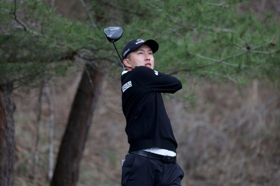 KPGA 투어 개막전 DB손해보험 프로미 오픈 3라운드를 2타 차 단독 선두로 마친 김백준이 티샷을 하고 있다. 사진 KPGA