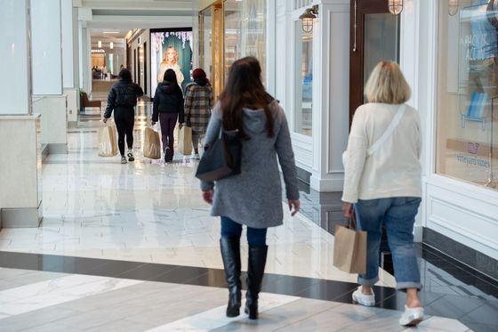 지난 3일(현지시간) 미국 펜실베이니아주 킹 오브 프러시아에 있는 킹 오브 프러시아 몰에서 쇼핑객들이 걷고 있다. 로이터=연합뉴스