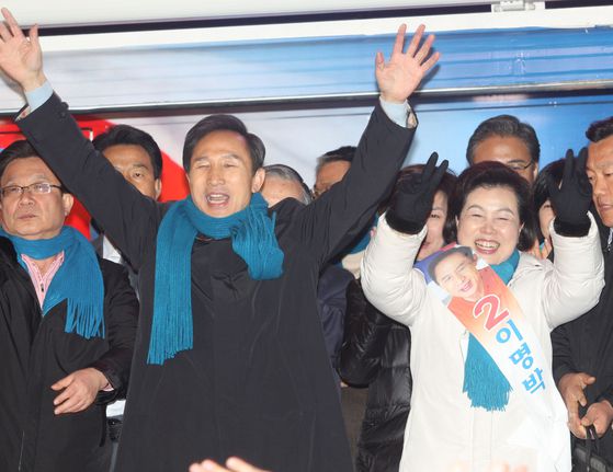 2007년 12월 18일 이명박 한나라당 대통령 후보가 서울 청계천 광장에서 부인 김윤옥 여사와 마지막 유세를 하는 모습. 오종택 기자