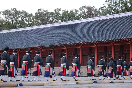 5년 간 대규모 보수공사를 마친 국보 '종묘 정전'이 20일 공개된다. 이날 오후에는 그동안 창덕궁 옛 선원전으로 옮겼던 조선의 역대 왕과 왕비 신주(神主·죽은 사람의 위패)를 다시 종묘로 옮기는 환안(還安) 행사도 연다. 사진은 환안제에 사용될 가마 중 하나인 신연. 사진 국가유산청