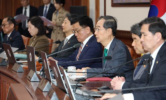 한덕수 대통령 권한대행 국무총리가 18일 서울 종로구 정부서울청사에서 추가경정예산안 심의를 위한 임시 국무회의를 주재하고 있다. 대통령실사진기자단