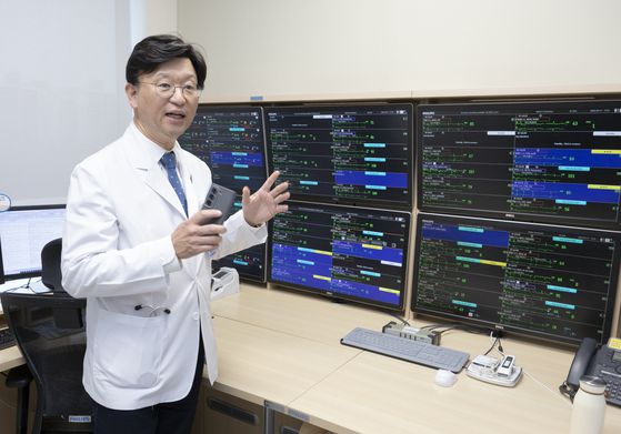 박진식 혜원의료재단 이사장이 재단 소속 인천세종병원의 신속대응팀의 환자 모니터링 시스템을 소개하고 있다. 사진 보건복지부