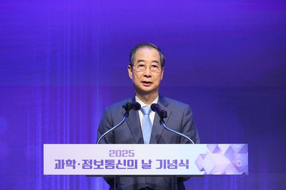 한덕수 대통령 권한대행 국무총리가 21일 서울 한국과학기술회관에서 열린 2025년 과학·정보통신의 날 기념식에 참석해 기념사를 하고 있다. 총리실 제공