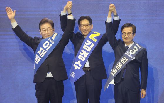 이재명, 김경수, 김동연 후보가 20일 제21대 대통령 선거 민주당 후보자 선출을 위한 영남권 합동연설회에서 손을 들어 인사하고 있다. 송봉근 기자