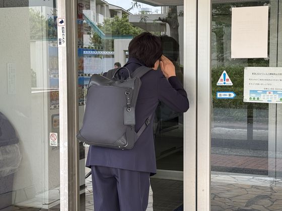 위독한 상태인 '반도체 아버지'인 하마다 시게타카(100) 박사가 입원해 있는 세이부주오병원 앞. 20일 이곳을 찾은 양향자 국민의힘 대선 경선 후보가 면회가 불발되자 안타까운 마음에 굳게 닫혀있는 병원 안을 들여다보고 있다. 김현예 특파원