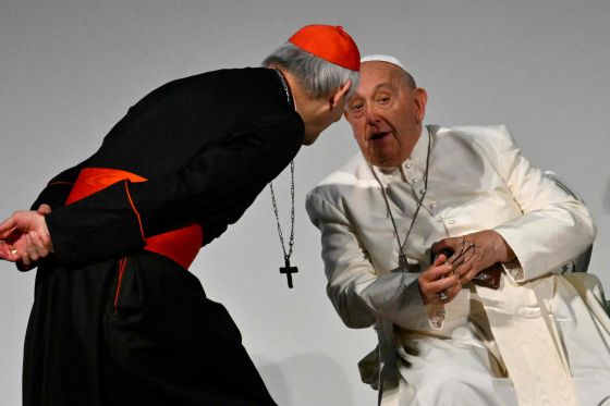 프란치스코 교황이 지난 2024년 7월 7일 이탈리아 트리에스테 방문 중 이탈리아의 마테오 마리아 주피 추기경과 대화를 나누고 있다. AFP=연합뉴스