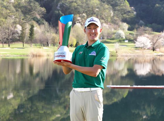 김백준이 시즌 개막전인 DB손해보험 프로미 오픈에서 우승한 뒤 트로피를 들고 기뻐하고 있다. 지난해 아쉽게 신인왕을 놓친 그는 맹훈련을 거듭해 생애 첫 정상에 올랐다. [사진 KPGA]