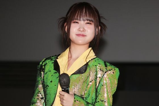 가수 김다현이 지난해 12월 18일 오후 서울 영등포구 롯데시네마 영등포점에서 열린 '아파트' 리메이크곡 발표 쇼케이스에서 인사말을 하고 있다. 연합뉴스