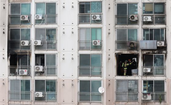 봉천동 방화 용의자 A씨(사망)는 아파트 화재 발생 전인 이날 오전 8시 4분쯤 아파트에서 1.4km 떨어진 봉천동의 한 빌라 앞에서도 방화를 저질렀다. 온라인 커뮤니티 캡처