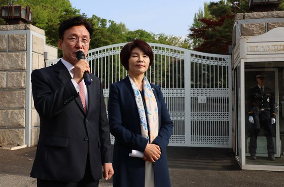 더불어민주당 김민석 최고위원이 21일 서울 종로구 총리공관 앞에서 한덕수 국무총리 규탄 기자회견을 열고 위헌적 헌재지명 사과와 출마용 졸속관세협상 중단 등을 촉구하고 있다. 오른쪽은 한정애 의원. 연합뉴스
