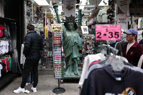 지난 13일 미국 뉴욕 맨해튼의 한 차이나타운 내 기념품 상점에서 시민들이 가게를 둘러보고 있다. AFP=연합뉴스