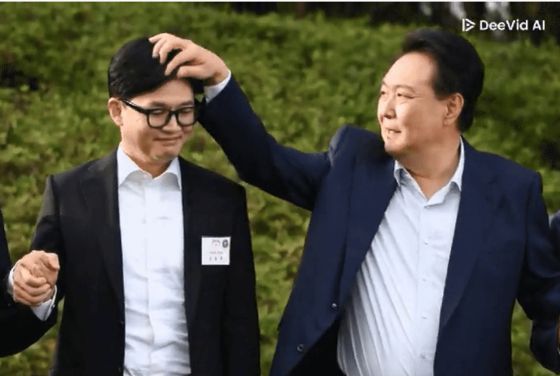 (위) 이재명 더불어민주당 경선 후보 이미지에 합성해 음성, 자막을 입혀 만든 딥페이크 유튜브 영상 캡처. (아래) 최근 틱톡 등 SNS를 중심으로 확산한 한동훈 국민의힘 경선 후보와 윤석열 전 대통령 딥페이크 영상 캡처.